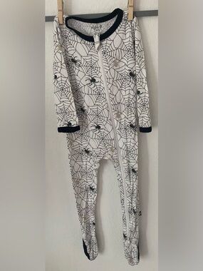 Kyte Baby Black & White Spiderweb Footed One-Piece Pajama